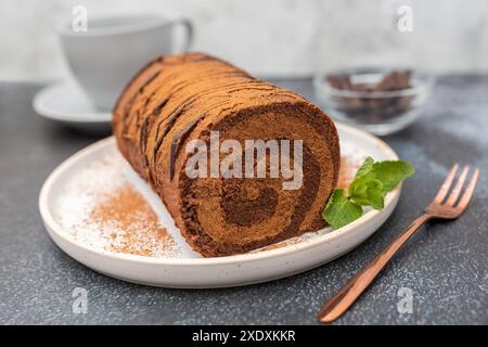 Gâteau roulé au chocolat fait maison fourré de crème au chocolat. Gâteau au chocolat. Banque D'Images