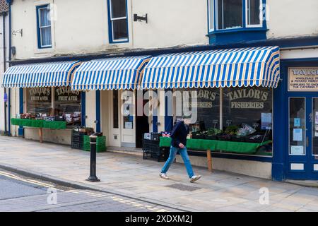 Taylors de Pickering, épicerie traditionnelle sur la place du marché dans le centre-ville de Pickering, Yorkshire du Nord, Angleterre, Royaume-Uni Banque D'Images