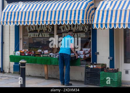 Taylors de Pickering, épicerie traditionnelle sur la place du marché dans le centre-ville de Pickering, Yorkshire du Nord, Angleterre, Royaume-Uni Banque D'Images