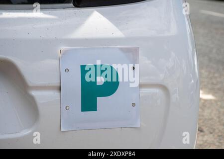 P plaque sur la voiture, plaques de voiture probatoire, juste passé, utilisé par les nouveaux conducteurs, Royaume-Uni Banque D'Images