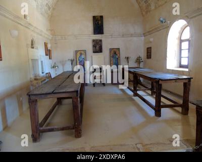 MONASTÈRE D'ARKADI, CRÈTE, GRÈCE . Une partie de l'ancien réfectoire, scène de la tragédie Arkadi de 1866, quand une révolution des habitants contre l'occupation turque a eu lieu. Une balle dans un arbre brûlé est un mémorial de l'époque où 36 moines et individus abritant ont été massacrés dans le réfectoire de l'abbaye.- ΜΟΝΑΣΤΉΡΙ ΑΡΚΆΔΙ, ΚΡΉΤΗ, Ελλάδα . Αναλόγιο, σκηνή της τραγωδίας/επανάστασης του 1866 στο Αρκάδι, όταν έγινε επανάσταση κατά της τουρκικής κατοχής. Μια σφαίρα σε ένα καμένο δέντρο στέκεται ως ανάμνηση της εποχής που 36 μοναχοί και άτομα που φιλοξενούνταν σφαγιάστηκαν στην τραπεζαρία της μονής. Banque D'Images