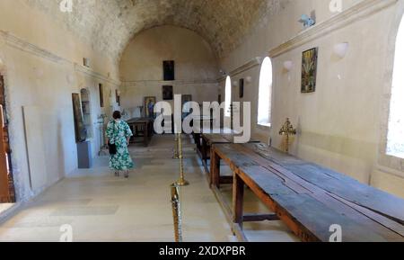 MONASTÈRE D'ARKADI, CRÈTE, GRÈCE . Une partie de l'ancien réfectoire, scène de la tragédie Arkadi de 1866, quand une révolution des habitants contre l'occupation turque a eu lieu. Une balle dans un arbre brûlé est un mémorial de l'époque où 36 moines et individus abritant ont été massacrés dans le réfectoire de l'abbaye.- ΜΟΝΑΣΤΉΡΙ ΑΡΚΆΔΙ, ΚΡΉΤΗ, Ελλάδα . Αναλόγιο, σκηνή της τραγωδίας/επανάστασης του 1866 στο Αρκάδι, όταν έγινε επανάσταση κατά της τουρκικής κατοχής. Μια σφαίρα σε ένα καμένο δέντρο στέκεται ως ανάμνηση της εποχής που 36 μοναχοί και άτομα που φιλοξενούνταν σφαγιάστηκαν στην τραπεζαρία της μονής. Banque D'Images