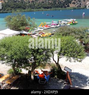 Lac Kournas (anciennement Corée) en 2024. C'est un beau lac naturel dans le nord-ouest de la Crète, en Grèce près de la Canée. Il mesure une longueur maximale de 1 087 mètres et une largeur de 880m. Sa profondeur est de 22,5 mètres. Le lac est devenu un lieu touristique populaire. Il ya une théorie qu'un étrange champs électromagnétiques dans le lac, peut être ressenti comme ceux sur le lac viennent près de la rive. - Λίμνη Κουρνά (πρώην Κορέσια) το 2024 (κοντά στα Χανιά) - Υπάρχει μια θεωρία ότι ένα παράξενο ηλεκτρομαγνητικό πεδίο στη λίμνη, μπορεί να γίνει αισθητό καθώς όσοι βρίσκονται στη λίμνη πλησιάζουν την ακτή. Banque D'Images