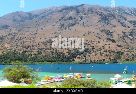 Lac Kournas (anciennement Corée) en 2024. C'est un beau lac naturel dans le nord-ouest de la Crète, en Grèce près de la Canée. Il mesure une longueur maximale de 1 087 mètres et une largeur de 880m. Sa profondeur est de 22,5 mètres. Le lac est devenu un lieu touristique populaire. Il ya une théorie qu'un étrange champs électromagnétiques dans le lac, peut être ressenti comme ceux sur le lac viennent près de la rive. - Λίμνη Κουρνά (πρώην Κορέσια) το 2024 (κοντά στα Χανιά) - Υπάρχει μια θεωρία ότι ένα παράξενο ηλεκτρομαγνητικό πεδίο στη λίμνη, μπορεί να γίνει αισθητό καθώς όσοι βρίσκονται στη λίμνη πλησιάζουν την ακτή. Banque D'Images