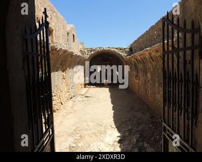 MONASTÈRE D'ARKADI, CRÈTE, GRÈCE . Magazine de poudre, une partie de la tragédie Arkadi de 1866, quand une révolution des habitants contre l'occupation turque a eu lieu. Une balle dans un arbre brûlé est un mémorial de l'époque où 36 moines et individus abritant ont été massacrés dans le réfectoire de l'abbaye.- ΜΟΝΑΣΤΉΡΙ ΑΡΚΆΔΙ, ΚΡΉΤΗ, Ελλάδα . Πυριτιδαποθήκη, μέρος της τραγωδίας του 1866 στο Αρκάδι, όταν έγινε επανάσταση των ντόπιων κατά της τουρκικής κατοχής. 36 μοναχοί και άτομα που φιλοξενούνταν σφαγιάστηκαν στην τραπεζαρία του μοναστηριού.- Banque D'Images