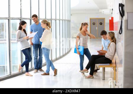 Les étudiants, School of Business, de l'UPV, l'EHU, Université du Pays Basque, San Sebastian, Donostia, Gipuzkoa, Pays Basque, Espagne Banque D'Images