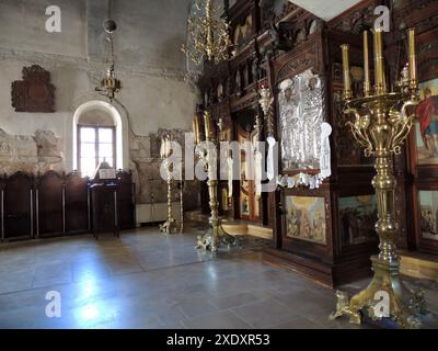 MONASTÈRE D'ARKADI, CRÈTE, GRÈCE . Une partie du Katholikon. Au cours de la tragédie Arkadi de 1866, quand une révolution des habitants contre l'occupation turque a eu lieu. Une balle dans un arbre brûlé est un mémorial de l'époque où 36 moines et individus abritant ont été massacrés dans le réfectoire de l'abbaye.- ΜΟΝΑΣΤΉΡΙ ΑΡΚΆΔΙ, ΚΡΉΤΗ, Ελλάδα . Μέρος του Καθολικού. κατά τη διάρκεια της τραγωδίας του Αρκαδίου το 1866, όταν έγινε επανάσταση των ντόπιων κατά της τουρκικής κατοχής. Μια σφαίρα σε ένα καμένο δέντρο στέκεται ως ανάμνηση της εποχής, όταν 36 μοναχοί και άτομα που φιλοξενούνταν σφαγιάστηκαν στην τ Banque D'Images