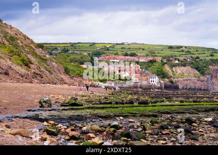 Village de Robin Hoods Bay vu de la plage à marée basse Banque D'Images