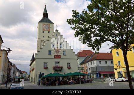 Deggendorf ist eine Kreisstadt im niederbayerischen Landkreis Deggendorf. SIE Hat 35757 Einwohner - stand 31. Dezember 2023 und seit 1994 eine Fachhochschule. SIE wird auch Donaustadt und Tor zum Bayerischen Wald genannt. Die Städte Deggendorf, Plattling und Osterhofen bilden das Oberzentrum Deggendorf. Foto : Stadtzentrum, Altes Rathaus *** Deggendorf est une ville de district dans le district de Deggendorf en basse-Bavière, elle comptait 35757 habitants en décembre 31, 2023 et a eu une université de sciences appliquées depuis 1994, il est également connu comme la ville du Danube et porte d'entrée de la forêt bavaroise ci Banque D'Images