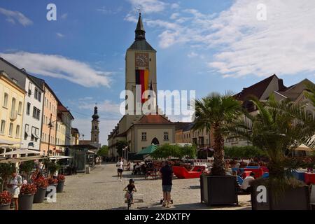 Deggendorf ist eine Kreisstadt im niederbayerischen Landkreis Deggendorf. SIE Hat 35757 Einwohner - stand 31. Dezember 2023 und seit 1994 eine Fachhochschule. SIE wird auch Donaustadt und Tor zum Bayerischen Wald genannt. Die Städte Deggendorf, Plattling und Osterhofen bilden das Oberzentrum Deggendorf. Foto : Stadtzentrum, Altes Rathaus *** Deggendorf est une ville de district dans le district de Deggendorf en basse-Bavière, elle comptait 35757 habitants en décembre 31, 2023 et a eu une université de sciences appliquées depuis 1994, il est également connu comme la ville du Danube et porte d'entrée de la forêt bavaroise ci Banque D'Images