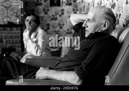 Charlie Hayward, mineur de charbon à la retraite, et sa femme Lilian à la porte d'entrée. Il a passé 49 ans à la mine South Kirkby. Il est descendu de la fosse quand il avait 14 ans et a pris sa retraite 49 ans plus tard quand il avait 63 ans. Il a un emphysème respiratoire, vu dans le salon de leur maison NUM. South Kirkby, Yorkshire Angleterre 1979. ANNÉES 1970 ROYAUME-UNI HOMER SYKES Banque D'Images