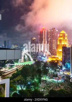 Dans le centre-ville de KL, adjacent au pont illuminé moderne et au cimetière musulman, après une tempête de pluie, les nuages dérivent de façon spectaculaire sur les sommets du brick Banque D'Images