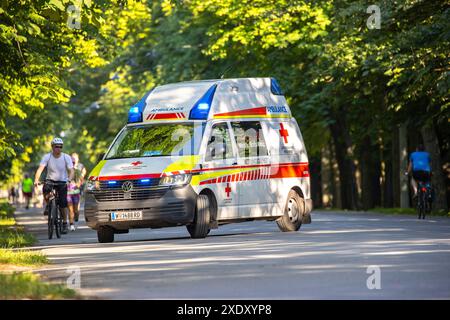 In Wien wird der Rettungsdienst und Krankentransport neben der Berufsrettung auch von verschiedenen Organisationen bereitgestellt. IM Bild : Ein Krankenwagen (KTW) des Roten Kreuzes befindet sich im Einsatz im Wiener Prater. Wien, Österreich. 24.06.2024 // les services d'ambulance sont fournis par le service d'ambulance professionnel de Vienne et aussi par d'autres ONG Photo : une ambulance est en service à Vienne, Autriche. 24 juin 2024. - 20240624 PD17049 crédit : APA-PictureDesk/Alamy Live News Banque D'Images