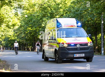 In Wien wird der Rettungsdienst und Krankentransport neben der Berufsrettung auch von verschiedenen Organisationen bereitgestellt. IM Bild : Ein Krankenwagen (KTW) des Roten Kreuzes befindet sich im Einsatz im Wiener Prater. Wien, Österreich. 24.06.2024 // les services d'ambulance sont fournis par le service d'ambulance professionnel de Vienne et aussi par d'autres ONG Photo : une ambulance est en service à Vienne, Autriche. 24 juin 2024. - 20240624 PD17050 crédit : APA-PictureDesk/Alamy Live News Banque D'Images