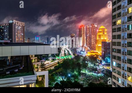 Dans le centre-ville de KL, adjacent au pont illuminé moderne et au cimetière musulman, après une tempête de pluie, les nuages dérivent de façon spectaculaire sur les sommets du brick Banque D'Images