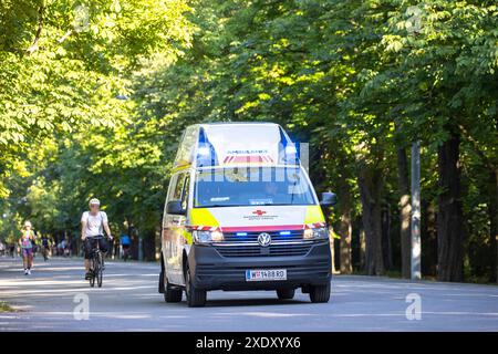 In Wien wird der Rettungsdienst und Krankentransport neben der Berufsrettung auch von verschiedenen Organisationen bereitgestellt. IM Bild : Ein Krankenwagen (KTW) des Roten Kreuzes befindet sich im Einsatz im Wiener Prater. Wien, Österreich. 24.06.2024 // les services d'ambulance sont fournis par le service d'ambulance professionnel de Vienne et aussi par d'autres ONG Photo : une ambulance est en service à Vienne, Autriche. 24 juin 2024. - 20240624 PD17051 crédit : APA-PictureDesk/Alamy Live News Banque D'Images