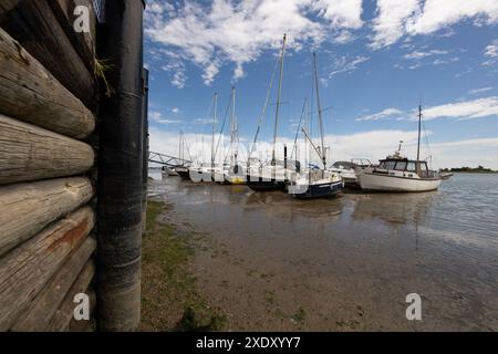 Une vue des bateaux à Heybridge Basin, Maldon, Essex UK Banque D'Images