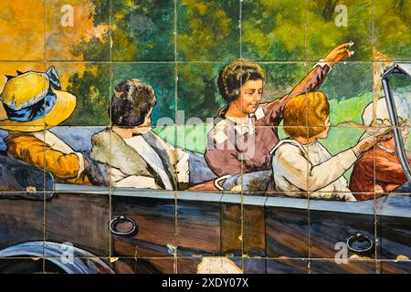 Une très belle peinture murale en carreaux de céramique d'un Studebaker des années 1920 (détail) dans la rue Tetuan de Séville Banque D'Images