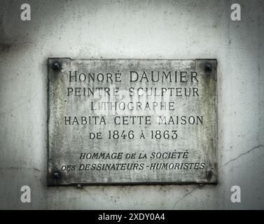 Plaque dédiée à la mémoire d'Honoré Daumier, l'un des grands artistes français du XIXe siècle et l'un des pionniers du réalisme Banque D'Images