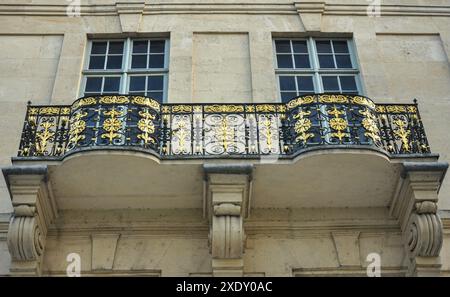 Ce style parisien inoubliable, Un balcon parisien classique avec vue en fer forgé depuis la rue Banque D'Images