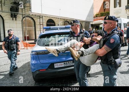 Roma, Italie. 25 juin 2024. Polizia blocca gli attivisti di Ultima Generazione prima di un'azione in Piazza di Spagna a Roma, Martedì 25 Giugno 2024 (foto Mauro Scrobogna /LaPresse) bloc policier les militants d'Ultima Generazione avant une action sur Piazza di Spagna à Rome, mardi 25 2024 juin (photo de Mauro Scrobogna/LaPresse) crédit : LaPresse/Alamy Live News Banque D'Images