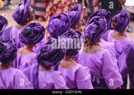 Les indigènes d'Ijebu assistent et se produisent pendant le festival coloré Ojude Oba à Ijebu. Le festival coloré est célébré le deuxième jour après l'Aïd al-Adha. Le festival Ojude Oba est un spectacle culturel et exubérant de son, de couleur et de joie de vivre. Etat d'Ogun, Nigeria. Banque D'Images