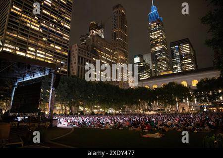 Les résidents apprécient les films en plein air à New York, New York, USA NEW YORK, USA - 24 JUIN 2024 - les gens regardent un film en plein air sur la pelouse de Bryant Park dans la nuit le 24 juin 2024 à New York City. (Photo de Liao Pan/China News Service)crédit : China News Service/Alamy Live News Banque D'Images