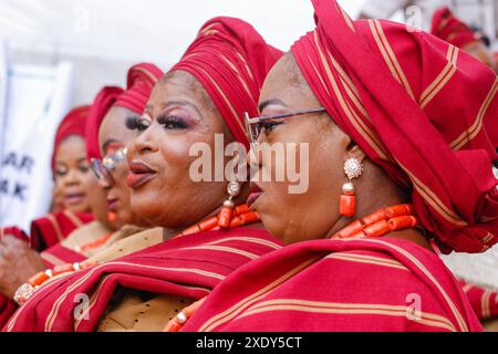 Les indigènes d'Ijebu assistent et se produisent pendant le festival coloré Ojude Oba à Ijebu. Le festival coloré est célébré le deuxième jour après l'Aïd al-Adha. Le festival Ojude Oba est un spectacle culturel et exubérant de son, de couleur et de joie de vivre. Etat d'Ogun, Nigeria. Banque D'Images