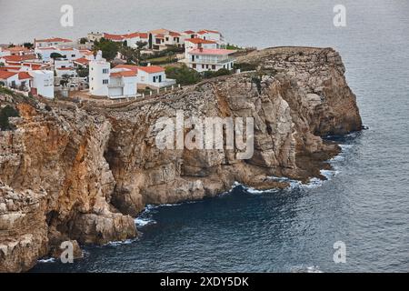 Falaises du littoral méditerranéen de la Costa Brava. Montgo Cove. Gérone, Catalogne. Espagne Banque D'Images