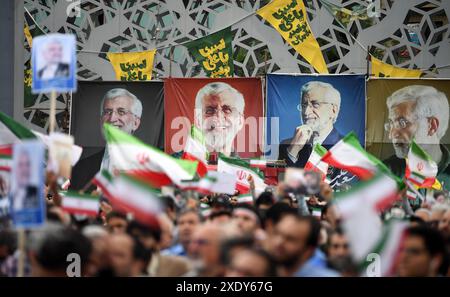 Téhéran, Iran. 24 juin 2024. Les gens assistent à une campagne électorale du candidat à la présidence Saeed Jalili à Téhéran, Iran, le 24 juin 2024. L'Iran a récemment annoncé les noms de six candidats qualifiés pour la prochaine élection présidentielle prévue pour juin 28. Les candidats pour les prochaines élections sont Alireza Zakani, Mostafa Pourmohammadi, Masoud Pezeshkian, Saeed Jalili, Mohammad Baqer Qalibaf, et Amir-Hossein Ghazizadeh Hashemi. Crédit : Shadati/Xinhua/Alamy Live News Banque D'Images