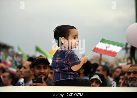 Téhéran, Iran. 24 juin 2024. Un enfant est photographié lors d’une campagne électorale du candidat à la présidence Saeed Jalili à Téhéran, Iran, le 24 juin 2024. L'Iran a récemment annoncé les noms de six candidats qualifiés pour la prochaine élection présidentielle prévue pour juin 28. Les candidats pour les prochaines élections sont Alireza Zakani, Mostafa Pourmohammadi, Masoud Pezeshkian, Saeed Jalili, Mohammad Baqer Qalibaf, et Amir-Hossein Ghazizadeh Hashemi. Crédit : Shadati/Xinhua/Alamy Live News Banque D'Images