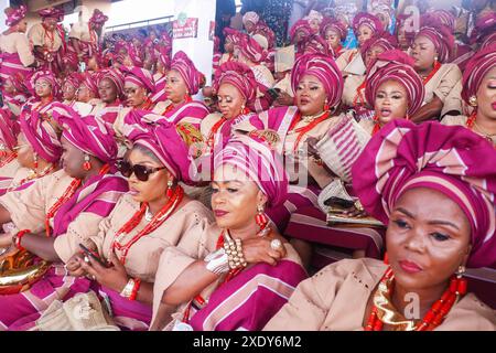 Les indigènes d'Ijebu assistent et se produisent pendant le festival coloré Ojude Oba à Ijebu. Le festival coloré est célébré le deuxième jour après l'Aïd al-Adha. Le festival Ojude Oba est un spectacle culturel et exubérant de son, de couleur et de joie de vivre. Etat d'Ogun, Nigeria. Banque D'Images