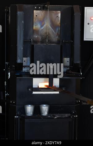 Four d'un atelier de soufflage de verre, photo verticale en gros plan Banque D'Images