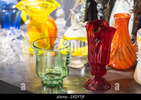 Verres et vases artisanaux colorés, photo en gros plan avec mise au point sélective Banque D'Images