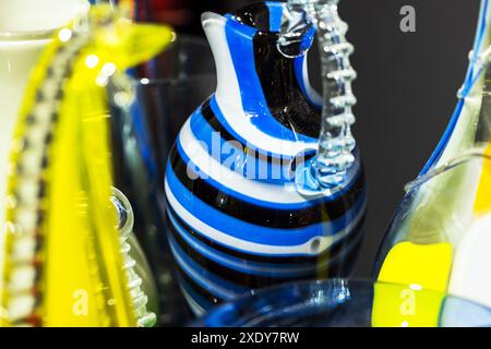 Vases artisanaux colorés en verre, photo en gros plan avec mise au point sélective Banque D'Images