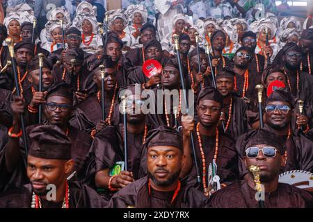 Les indigènes d'Ijebu assistent et se produisent pendant le festival coloré Ojude Oba à Ijebu. Le festival coloré est célébré le deuxième jour après l'Aïd al-Adha. Le festival Ojude Oba est un spectacle culturel et exubérant de son, de couleur et de joie de vivre. Etat d'Ogun, Nigeria. Banque D'Images