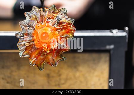 Verre fondu en forme de fleur, travaille à l'atelier de soufflage de verre Banque D'Images