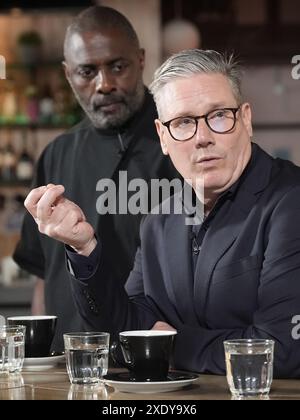 Idris Elba et le leader travailliste Sir Keir Starmer rencontrent des familles de victimes de crimes au couteau au Lyric Theatre de Hammersmith, Londres, alors qu'ils sont sur la piste de la campagne électorale générale. Date de la photo : mardi 25 juin 2024. Banque D'Images