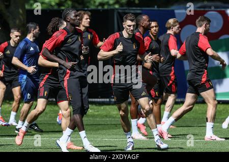 Stuttgart, Allemagne. 25 juin 2024. Le belge Amadou Onana et le belge Thomas Meunier photographiés lors d'une séance d'entraînement de l'équipe nationale belge de football Red Devils, mardi 25 juin 2024 à Stuttgart, Allemagne, lors des Championnats d'Europe de football UEFA Euro 2024. Les Red Devils jouent dans le groupe E aux Championnats d'Europe Euro 2024 en Allemagne et ont un dernier match à jouer. BELGA PHOTO BRUNO FAHY crédit : Belga News Agency/Alamy Live News Banque D'Images