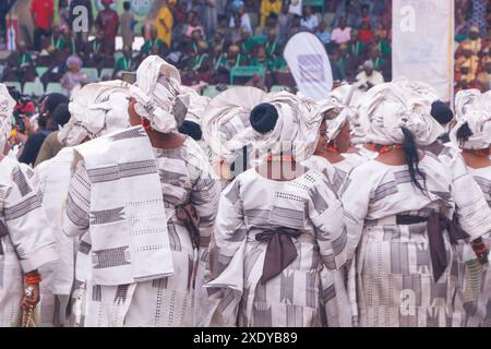 Les indigènes d'Ijebu assistent et se produisent pendant le festival coloré Ojude Oba à Ijebu. Le festival coloré est célébré le deuxième jour après l'Aïd al-Adha. Le festival Ojude Oba est un spectacle culturel et exubérant de son, de couleur et de joie de vivre. Etat d'Ogun, Nigeria. Banque D'Images