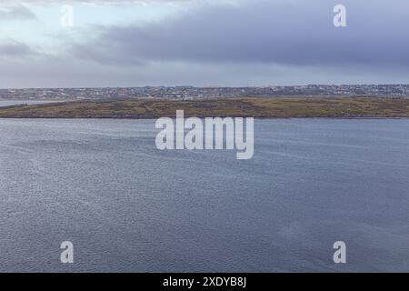 Ciel dégagé le matin au-dessus de Port Stanley, vu de Hamblin Cove en face du port Banque D'Images