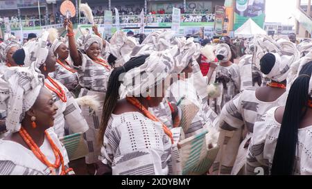 Les indigènes d'Ijebu assistent et se produisent pendant le festival coloré Ojude Oba à Ijebu. Le festival coloré est célébré le deuxième jour après l'Aïd al-Adha. Le festival Ojude Oba est un spectacle culturel et exubérant de son, de couleur et de joie de vivre. Etat d'Ogun, Nigeria. Banque D'Images