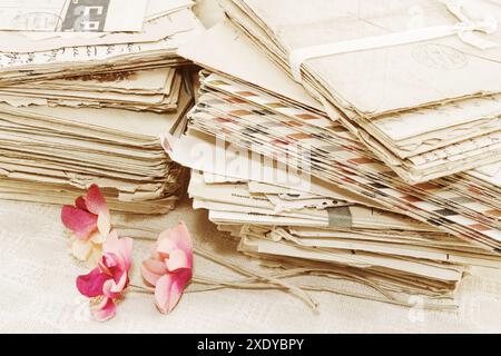 Pile des lettres postales en papier Banque D'Images