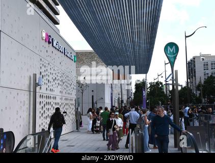 PARIS, FRANCE. 24 juin 2024. Les passagers arrivent à la nouvelle station de la ligne 14 du métro de Paris le 24 juin 2024 à Paris, France. Les lignes prolongées du métro parisien ont été mises en service à Paris pour les prochains Jeux Olympiques. Crédit : Li Yang/China News Service/Alamy Live News Banque D'Images