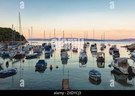 Vue sur la baie de Kostrena avec yachts, Croatie. Banque D'Images