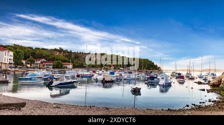 Vue sur la baie de Kostrena avec yachts, Croatie. Banque D'Images