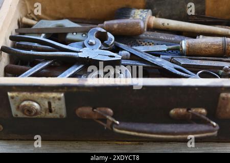 Valise vintage avec outils en métal Banque D'Images