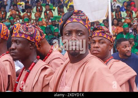 Les indigènes d'Ijebu assistent et se produisent pendant le festival coloré Ojude Oba à Ijebu. Le festival coloré est célébré le deuxième jour après l'Aïd al-Adha. Le festival Ojude Oba est un spectacle culturel et exubérant de son, de couleur et de joie de vivre. Etat d'Ogun, Nigeria. Banque D'Images