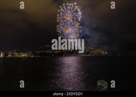 Feux d'artifice la nuit au-dessus du lac. Journée nationale suisse de 1 août à Lugano, sur le lac de Lugano, avec feux d'artifice. Concept de tourisme et de loisirs Banque D'Images