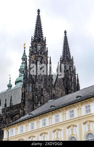 PRAGUE, RÉPUBLIQUE TCHÈQUE - 26 OCTOBRE 2023 : ce sont les clochers de la cathédrale gothique de Vitus, qui s'élèvent derrière les bâtiments du château de Prague. Banque D'Images